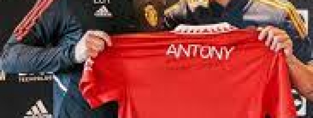 Antony pratar med funktionshindrade barn och ger bort tröjor