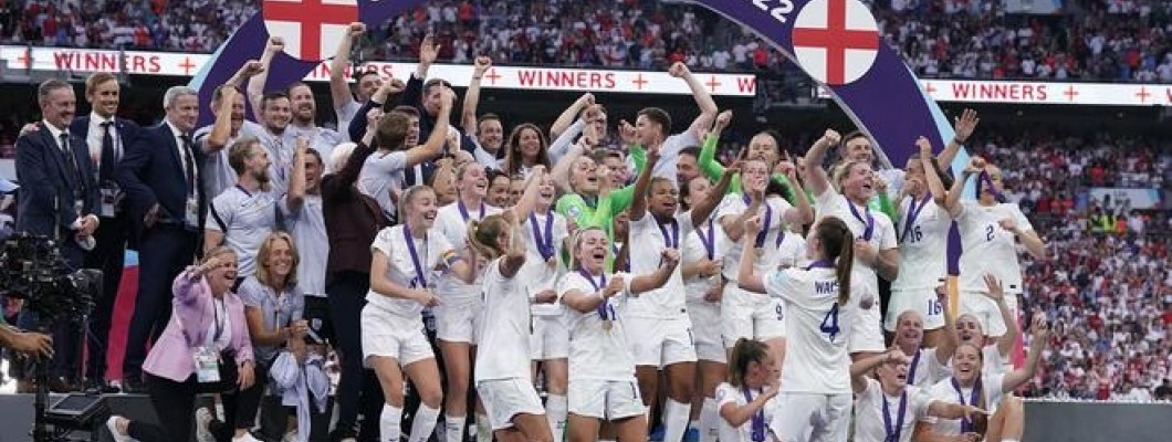 Drottningen firar Englands dammästerskap