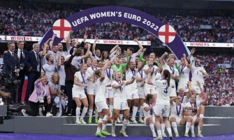 Drottningen firar Englands dammästerskap