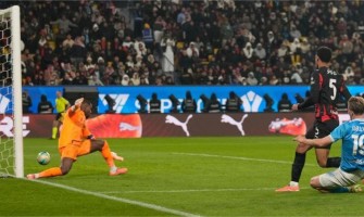 Højlunds heroiska prestation hjälper Napoli att gå vidare till finalen