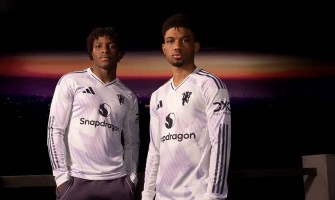 Lila dyker upp i Manchester United för första gången