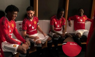 Manchester United-fans hjälper klubbtröjor att toppa listorna